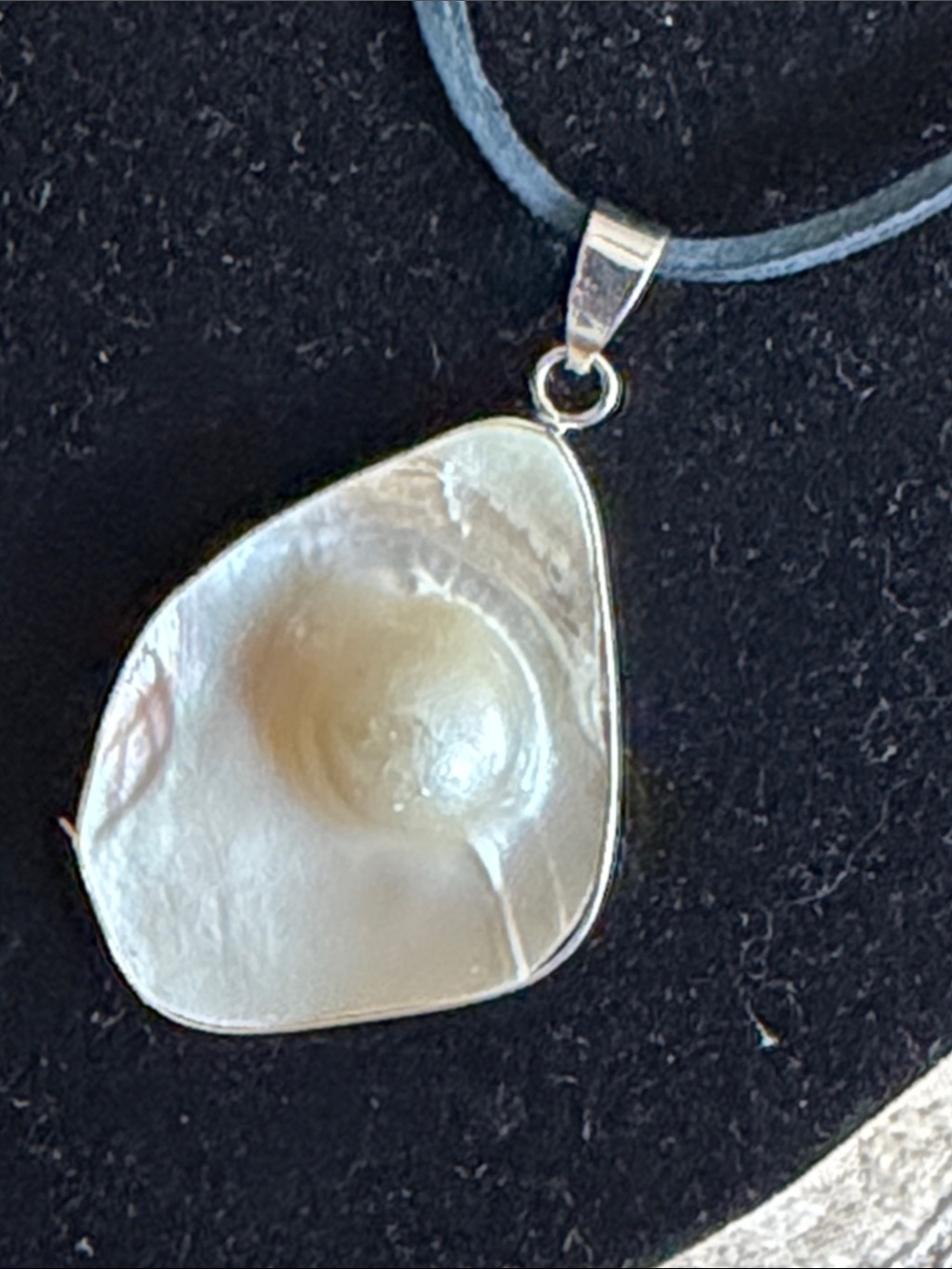 Baroque Style fresh water Pearl pendant on black leather cord - Picture 3 of 6